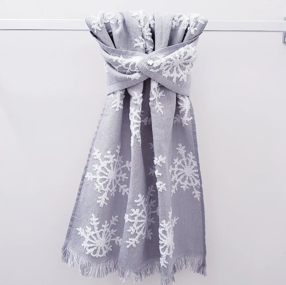 ❤️NEW!❤️#0978-A ■White Snowflakes on Gray Hang'N'Snap Towel + SELECT YOUR SNAP🤍